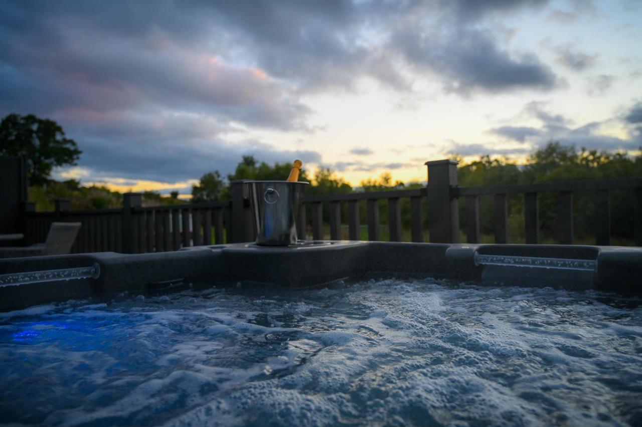 Newmore Highland Pods With Hot Tubs On Nc500 Holiday home